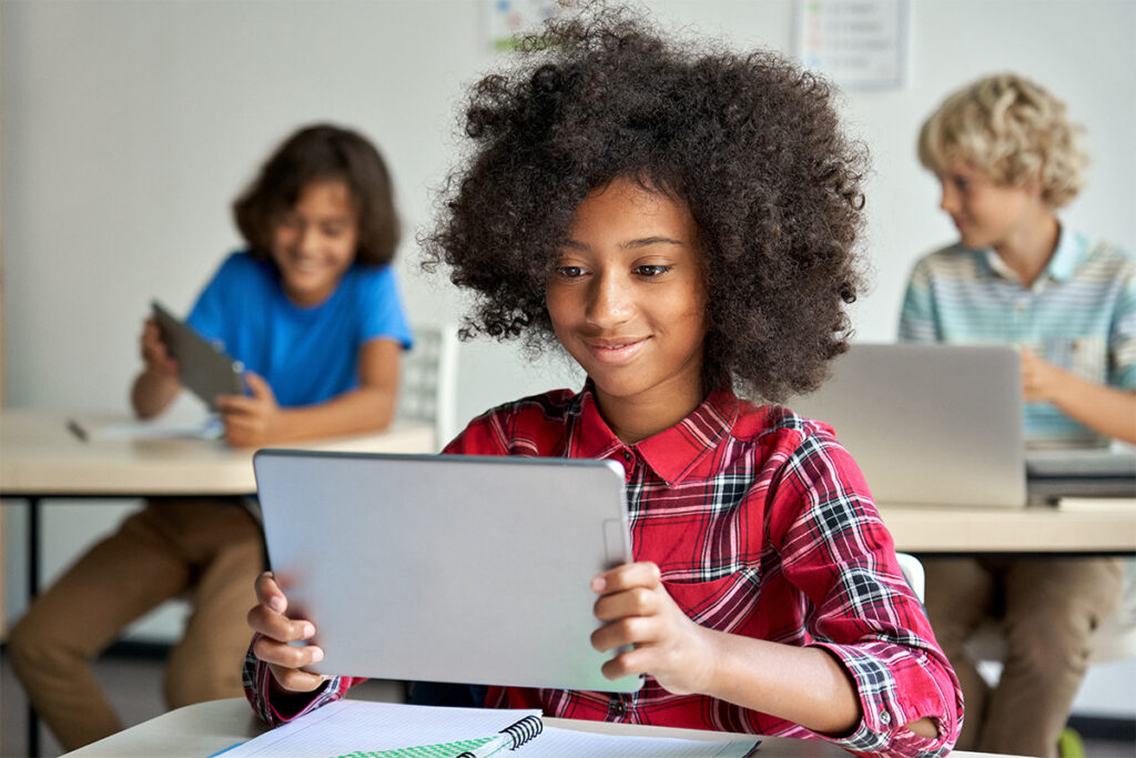 Élève utilisant tablette